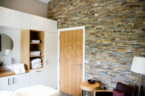 Stone Veneer Bathroom Feature Wall